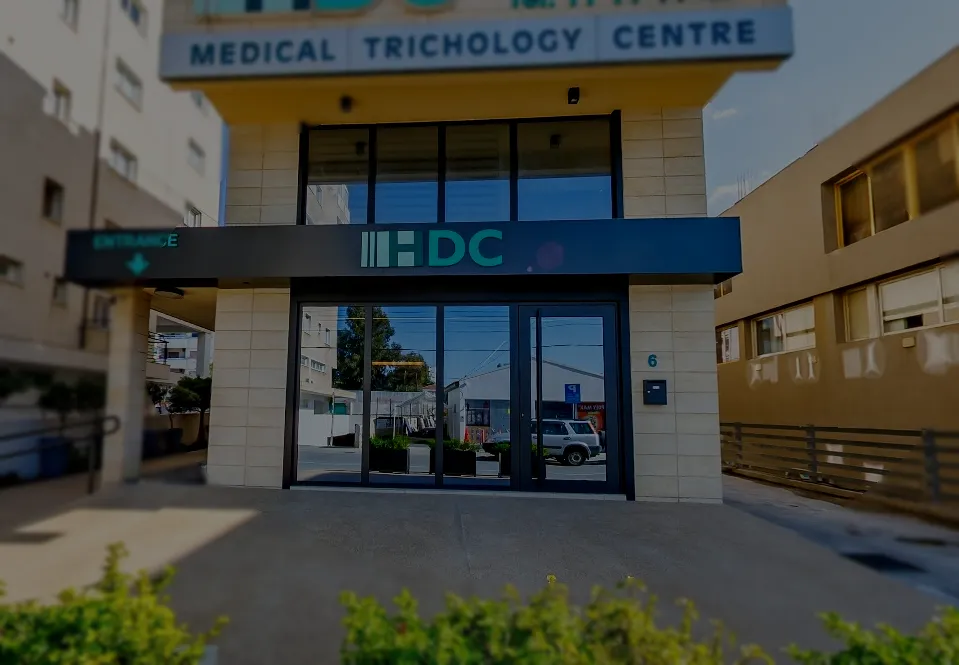 הכניסה לבניין מרפאת HDC ברחוב פרוטגורס 6, ניקוסיה